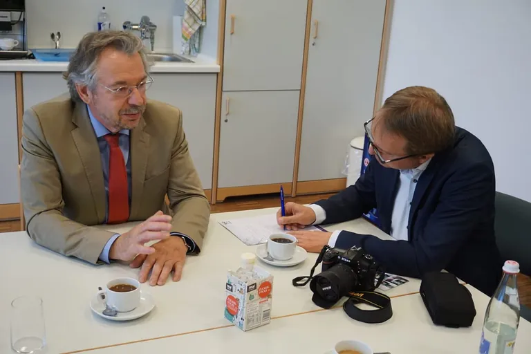 Noch-Schulleiter Hans Wudy (li.) im Gespr&auml;ch mit GFF-Chefredakteur Reinhold Kober.