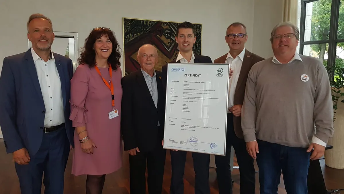 HFBB Holzfensterbau Bernau erhält Holzzertifikat für Ausschreibungen