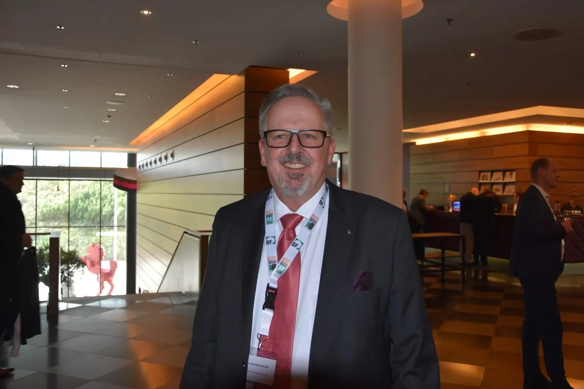 Hans-Joachim Arnold führt BF ins nächste Jahrzehnt