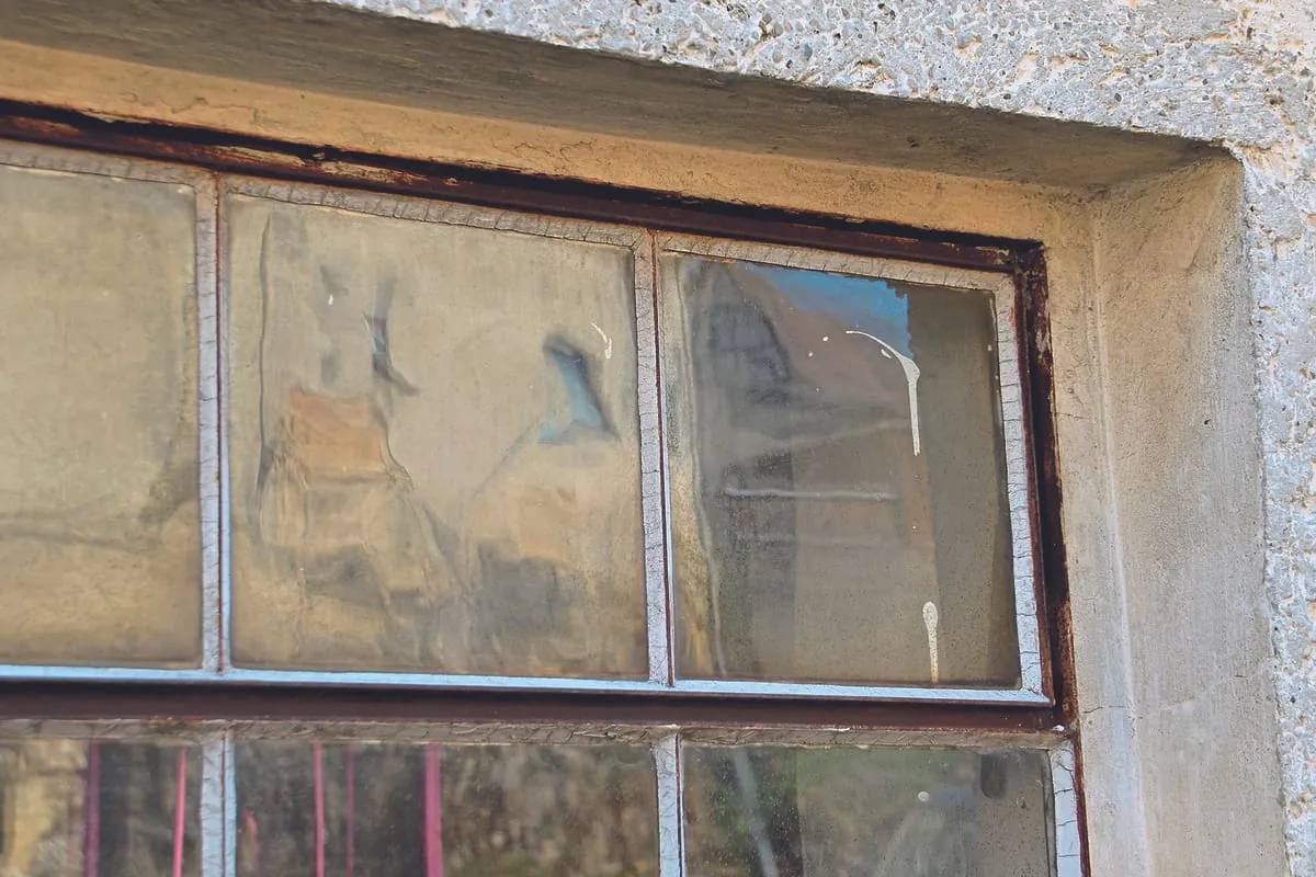 Wie Sie richtig mit Asbest in Kitt und Laibung umgehen