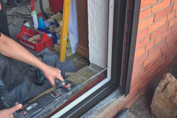 So gelingt das Einsetzen und Befestigen des Rahmens