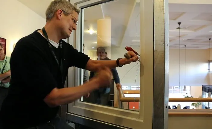 Ejot liefert Rahmenanker für Fenster-Befestigung mit Einbruchschutz