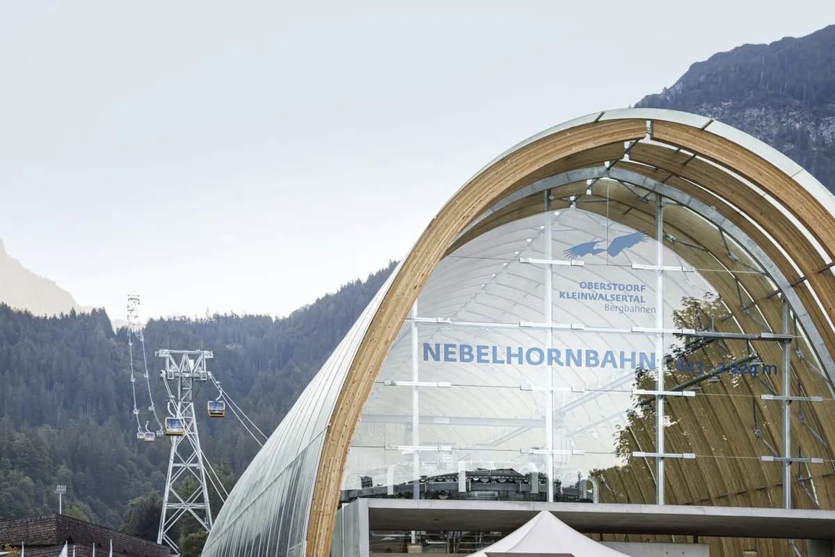 Seilbahnstation aus Glas und Holz bietet freien Bergblick
