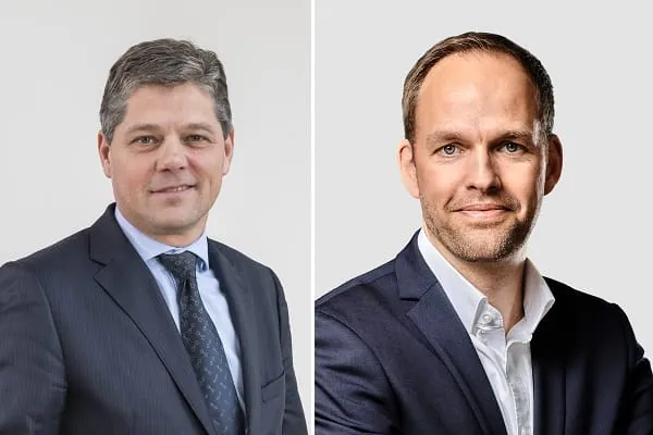 v.li.: Francis Van Eeckhout, CEO der Deceuninck-Gruppe, und Jörn Schütte, Geschäftsführer Vertrieb von Inoutic/Deceuninck