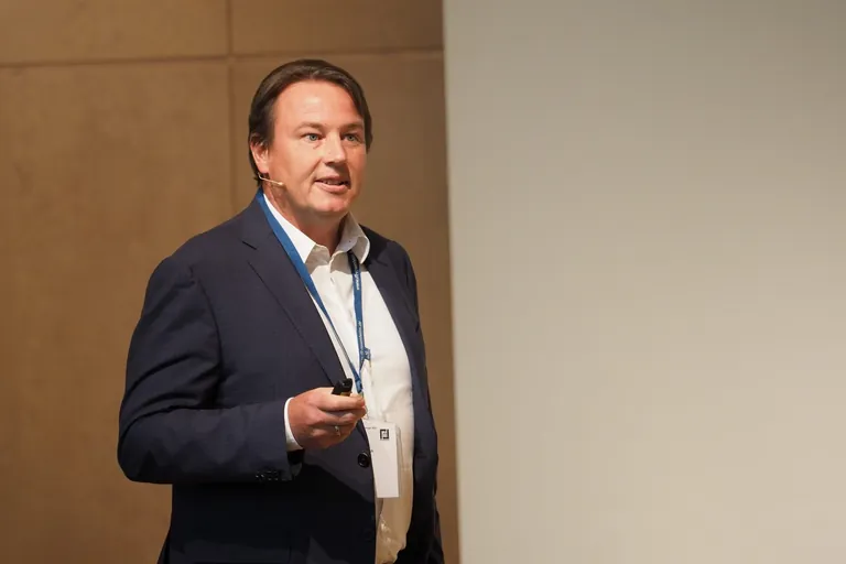 Joachim Oberrauch von Finstral spricht auf den T&uuml;r- und Tortagen 2022 in Rosenheim &uuml;ber das Thema Montagezarge.