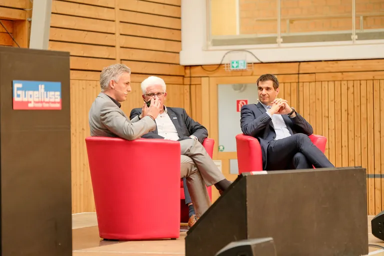 Diskutierten auf dem Podium: Alexander Scholle, Vertriebsleiter Inland Veka, Anton Gugelfu&szlig; und Klaus Eder, Gesch&auml;ftsf&uuml;hrer der Stadtwerke Ulm.