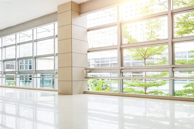 Mit Laserdruck veredeltes Vogelschutzglas