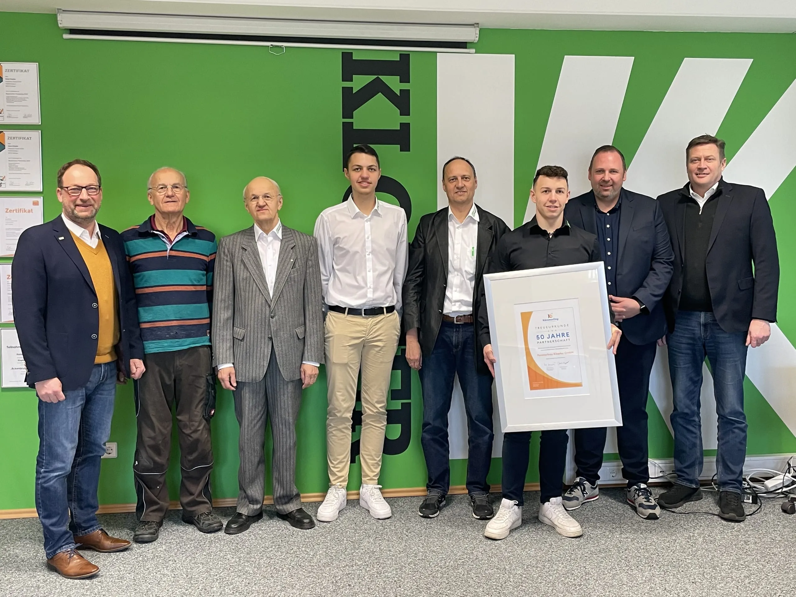 Kömmerling ehrt Fensterbau Klopfer für 50-jährige Partnerschaft