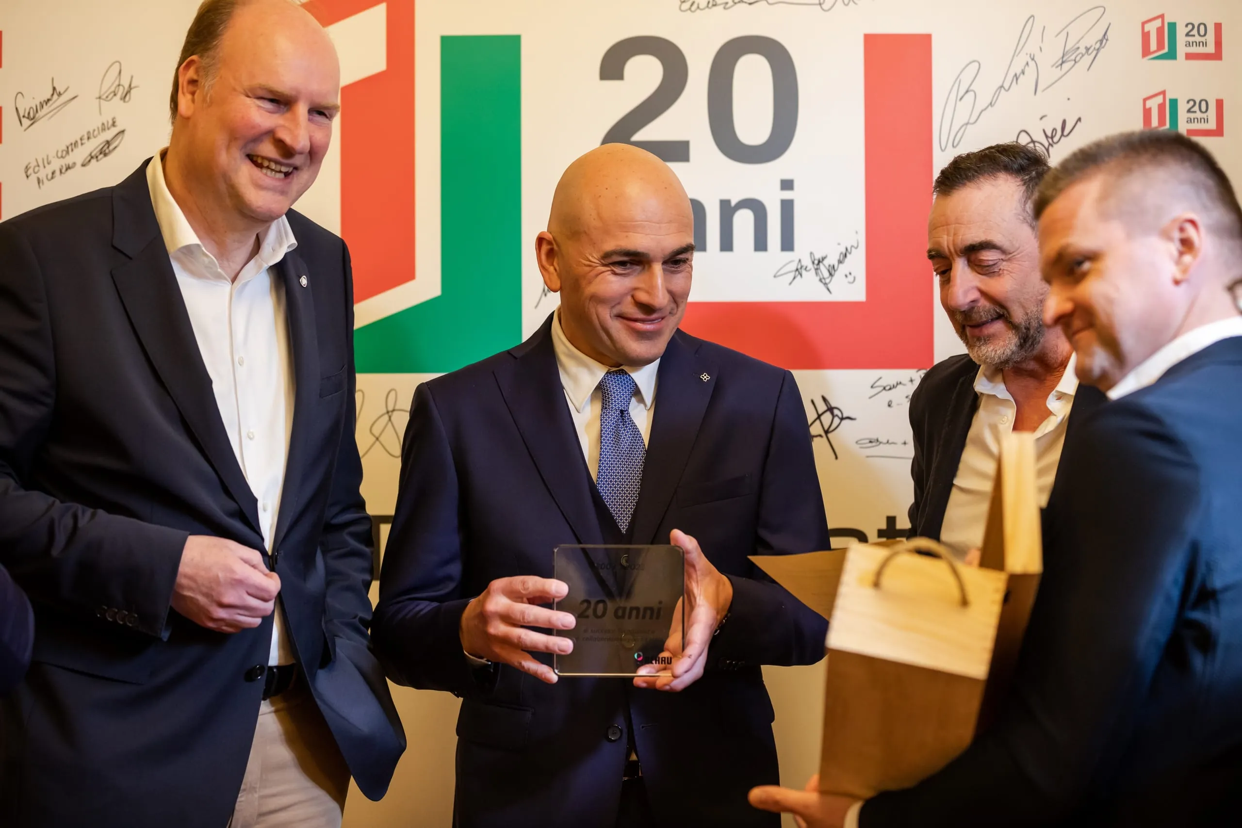 Tecnoplast und Rehau Window Solutions feiern 20-jährige Zusammenarbeit