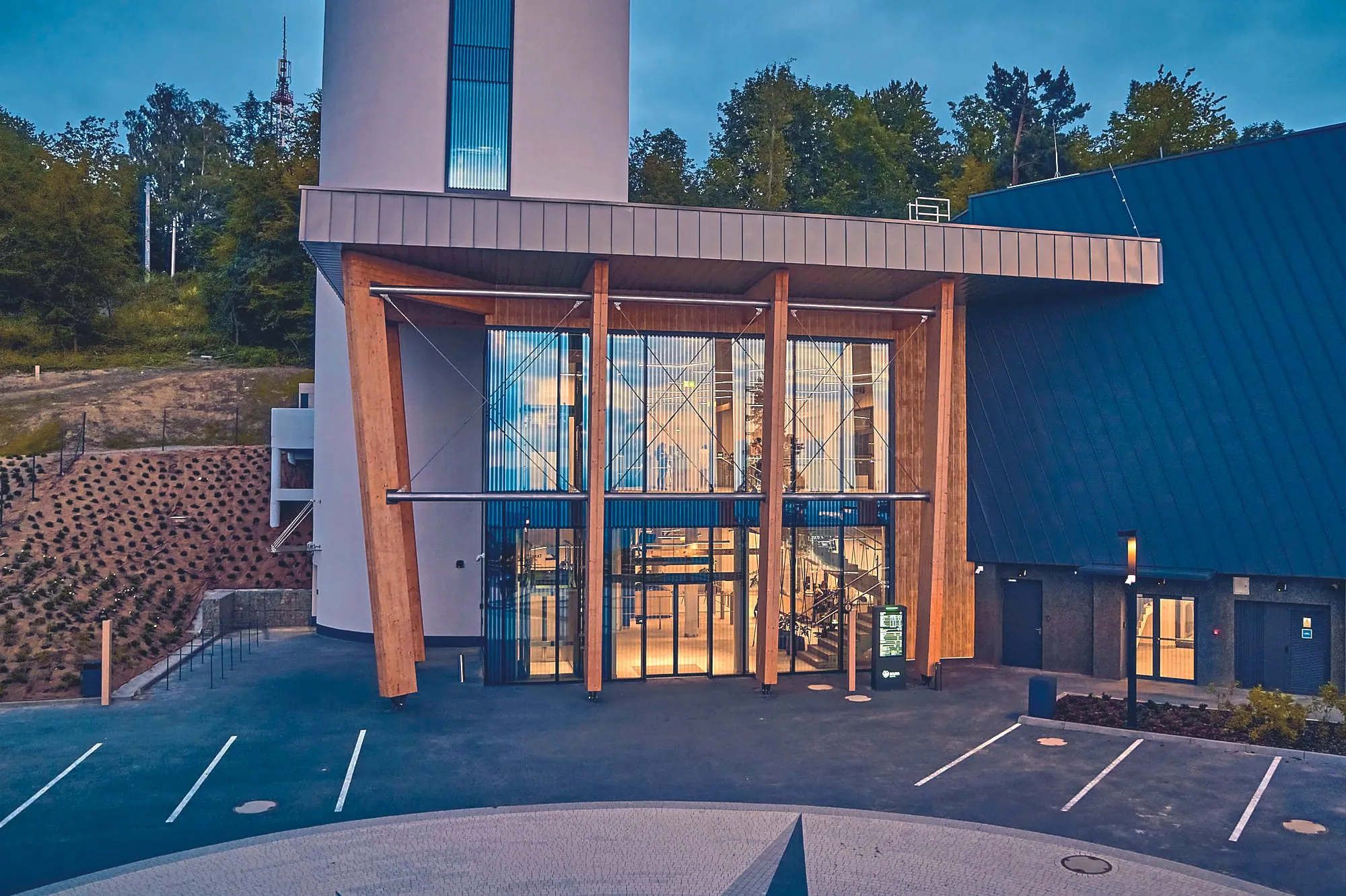 Der Aussichtsturm am Solina-Stausee im polnischen Bieszczady ist mit dem Vogelschutzglas Pilkington Avisafe ausgestattet.