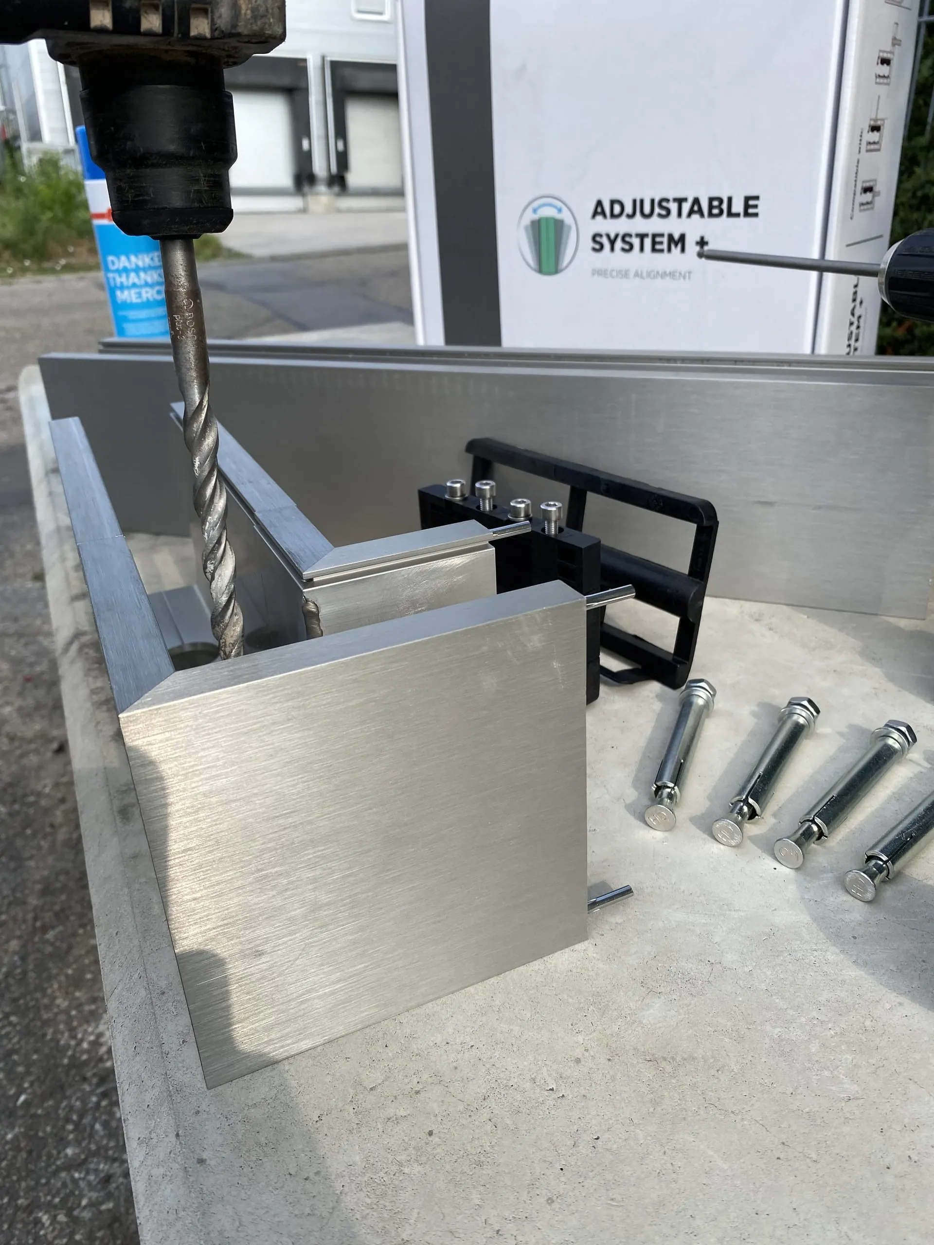 1. Schritt: Befestigen Sie die Bodenschiene mit geeigneten Betonschrauben, Ankern oder Klebedübeln entsprechend den statischen Erfordernissen im Untergrund.