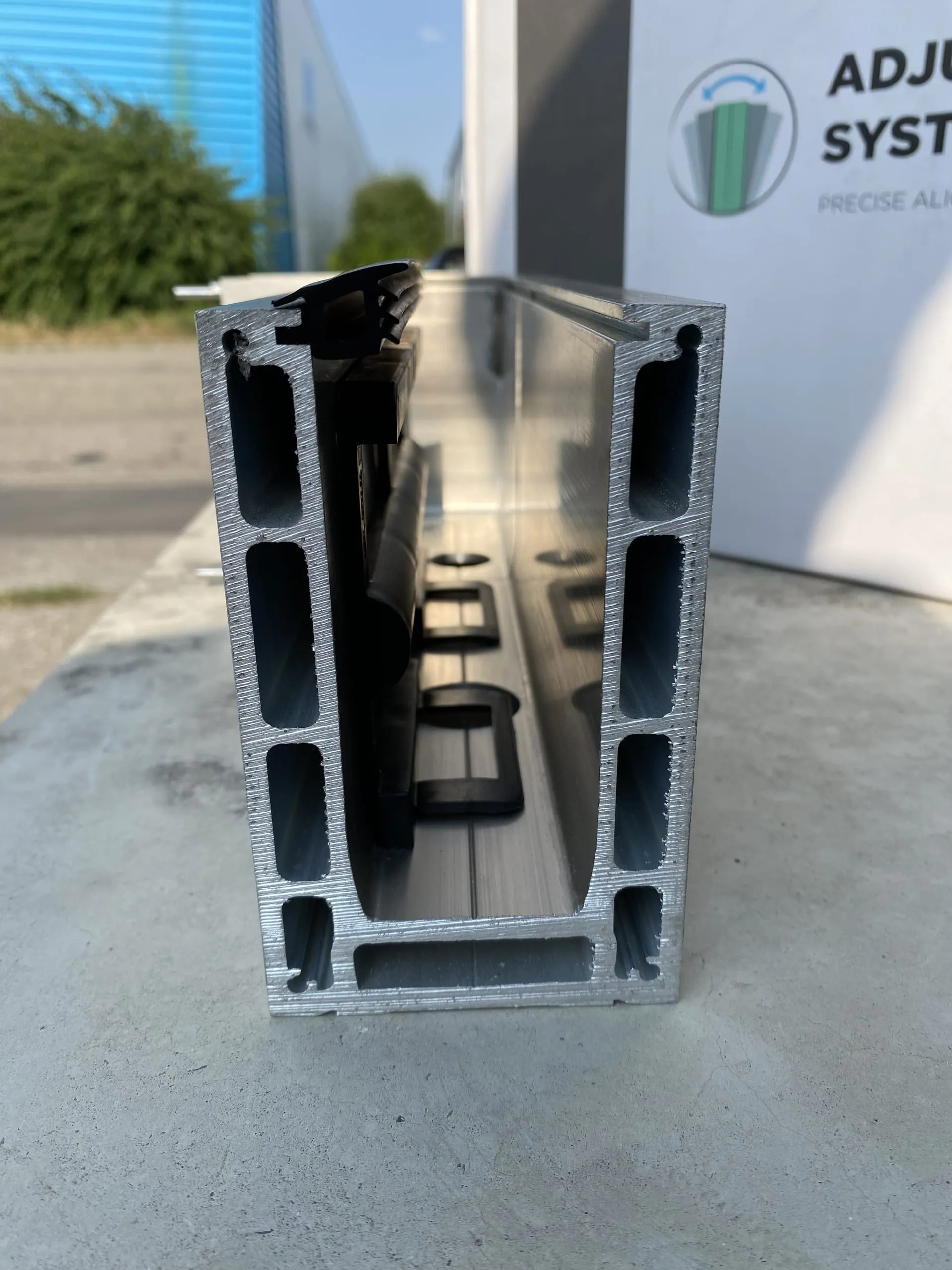 2. Schritt: Ziehen Sie das Gummi an der Absturzseite ein und legen Sie die L-Blöcke mit einem maximalen Abstand von zirka 330 Millimeter in die Bodenschiene ein.