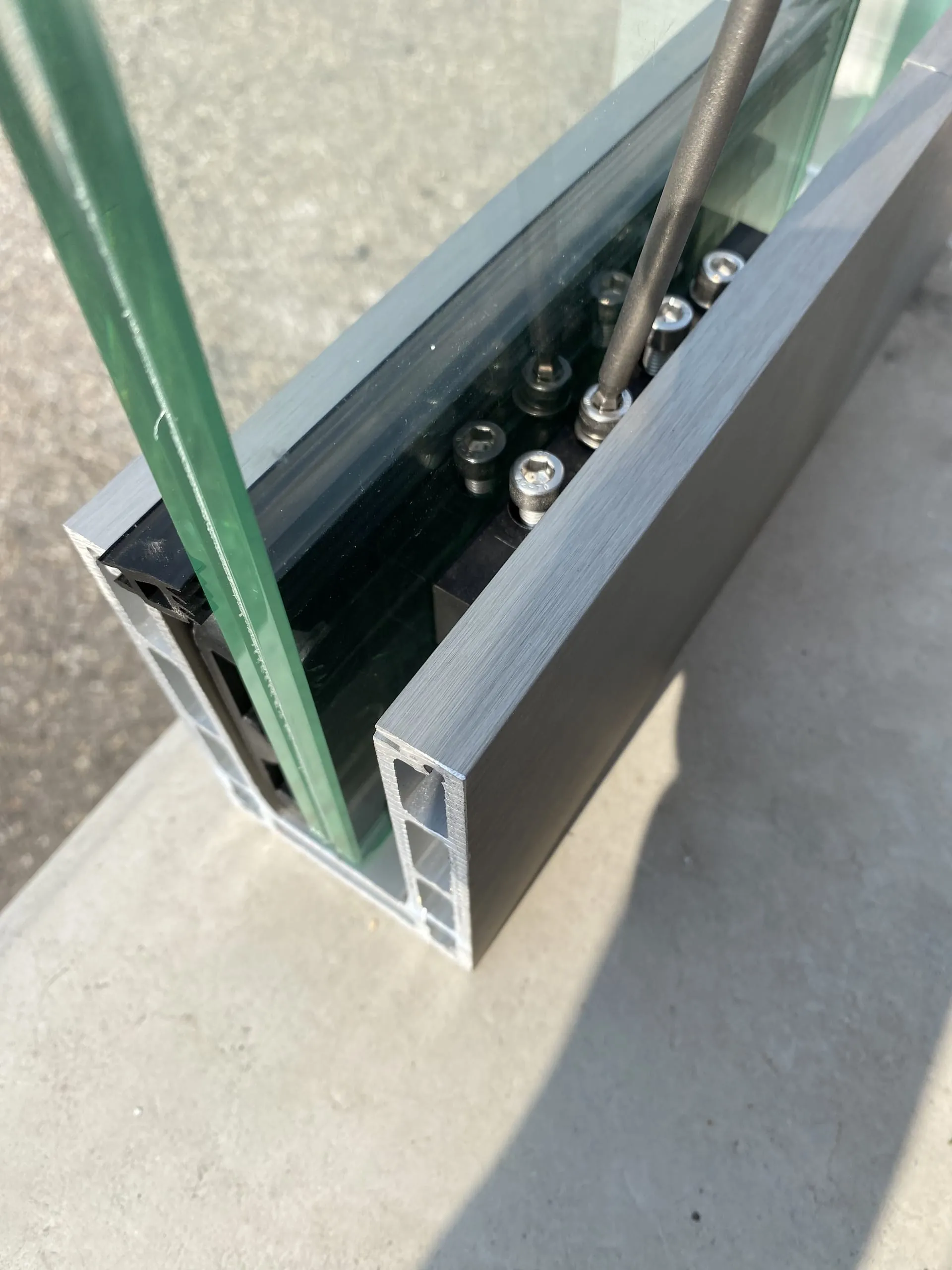 4. Schritt: Die lotrechte Ausrichtung der Scheibe nehmen Sie mit einem Akku­schrau­ber und einem Sechskant-Bit mit Rundkopf vor – Spezialwerkzeug ist nicht erforderlich.