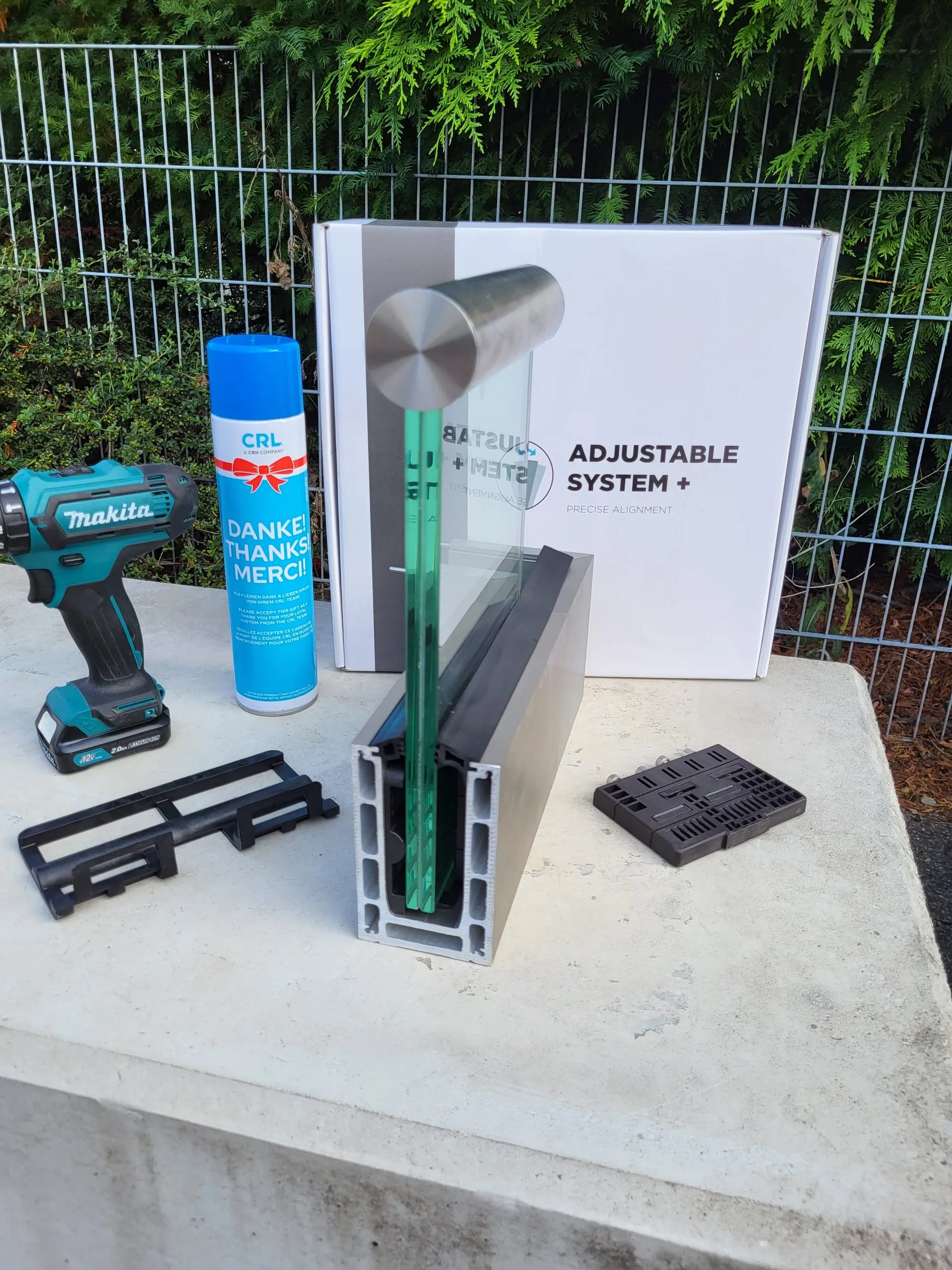 6. Schritt: Nachdem Sie diese Arbeiten abgeschlossen haben, montieren Sie die Endkappen und den Handlauf – das CRL Vision Geländer ist nun fertig aufgebaut.