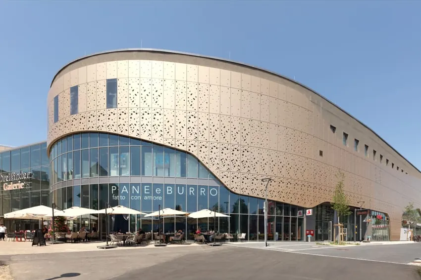 Große Welle aus Aluminium und Glas