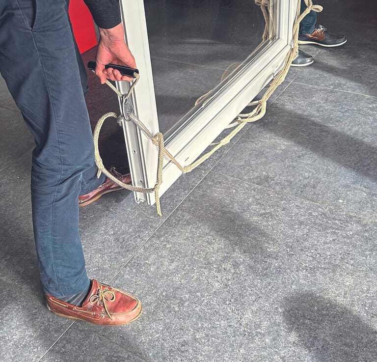 Mit dem F.Zwei Fenstertragenetz  lassen sich Fenster und T&uuml;ren mit zwei Personen heben und tragen&nbsp;&ndash; und das komfortabel, schnell und sicher. F&uuml;r ein ergonomischeres Handling hat der Anbieter dem Produkt j&uuml;ngst ein Update verpasst.