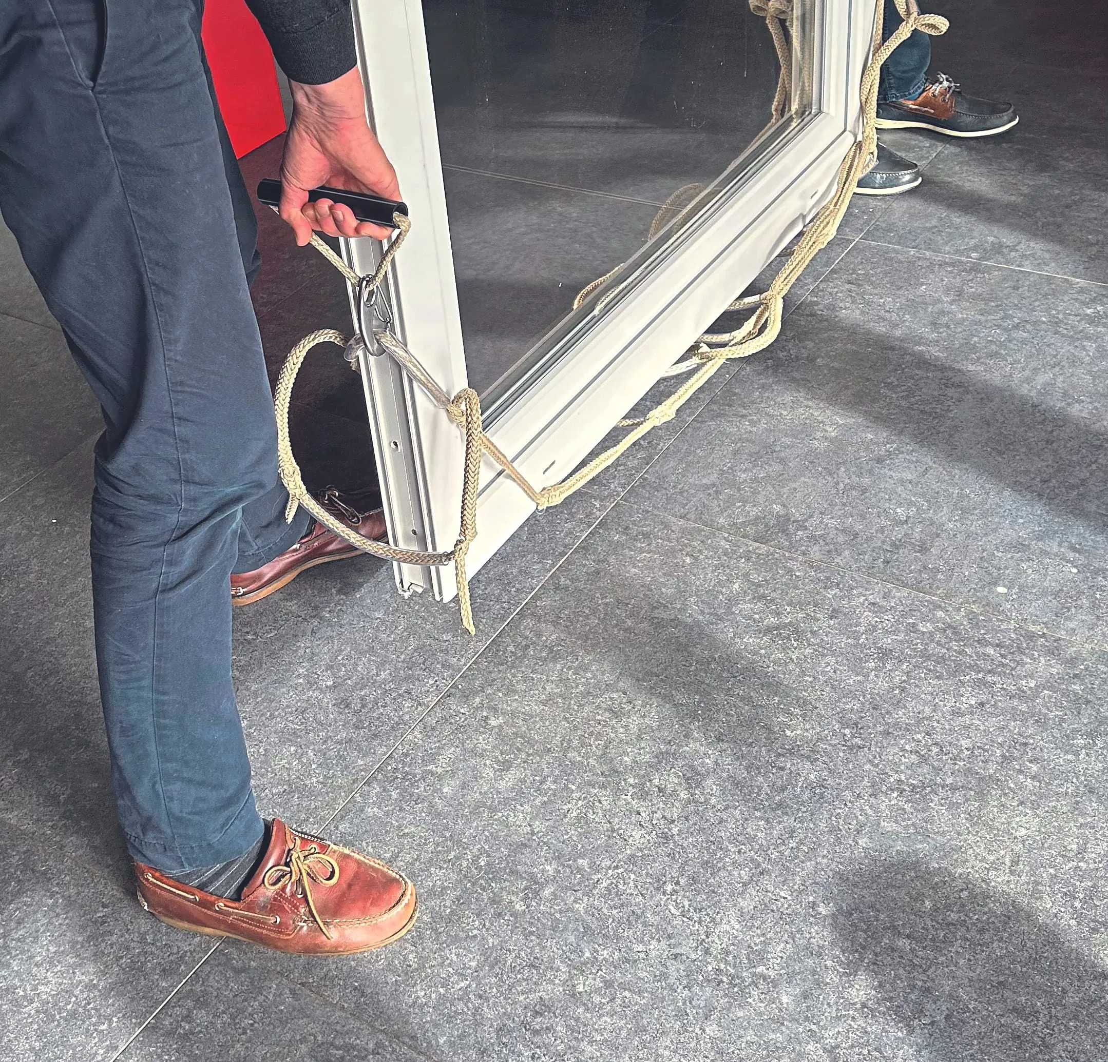 Mit dem F.Zwei Fenstertragenetz lassen sich Fenster und Türen mit zwei Personen heben und tragen – und das komfortabel, schnell und sicher. Für ein ergonomischeres Handling hat der Anbieter dem Produkt jüngst ein Update verpasst.