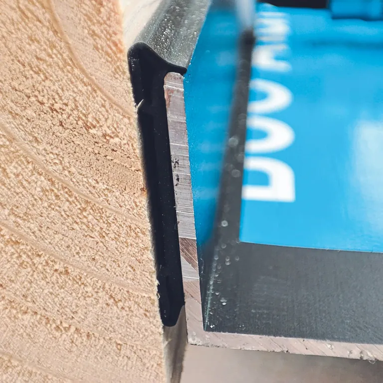 Die Fensterbank-Anschraubdichtung  AD 500 von BUG Aluminium-Systeme eignet sich beim zur&uuml;ckgesetzten wie auch beim fl&auml;chenb&uuml;ndigen Einbau der Fensterbank.