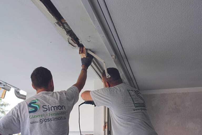 In der Renovierung offenbart die Bausubstanz des Bestandsgebäudes ihre wahre Qualität erst beim Ausbau der alten Fenster.