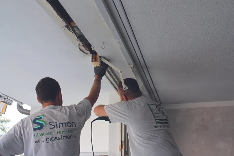 In der Renovierung offenbart die Bausubstanz des Bestandsgeb&auml;udes ihre wahre Qualit&auml;t erst beim Ausbau der alten Fenster.