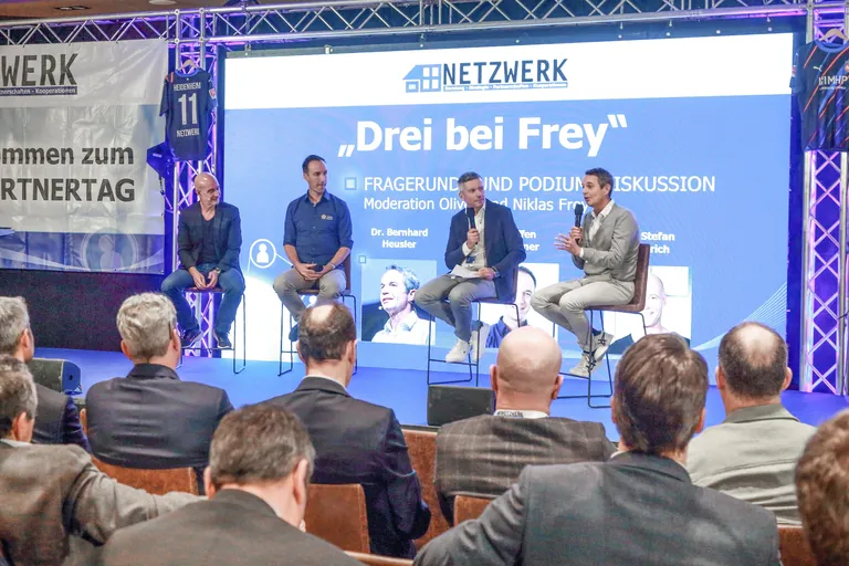 Die drei Referenten Dr. Bernhard Heusler (r.), Steffen Kirchner (2.v.l.) und Dr. Stefan Frädrich (l.) stellten sich bei „Drei bei Frey“ den Fragen von Oliver Frey (2.v.r.).