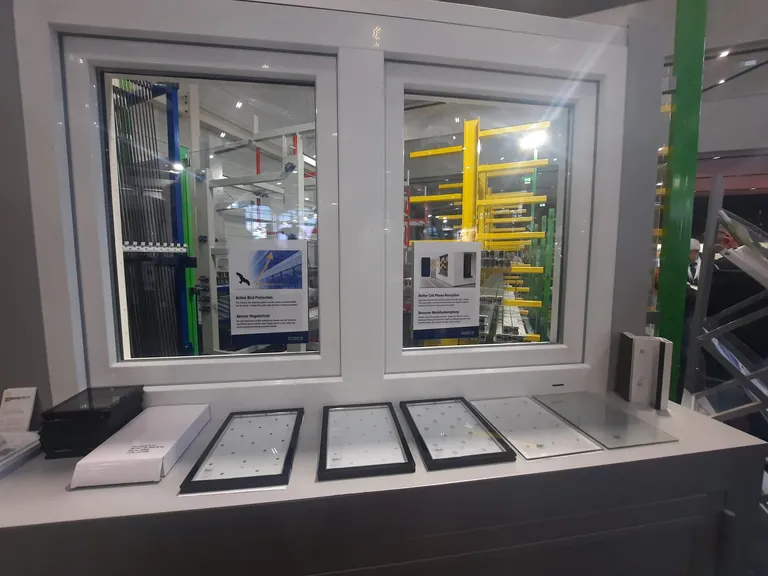 Egal ob aktiver Vogelschutz oder besserer Mobilfunkempfang: Die daf&uuml;r jeweils aufgedruckten Muster sind f&uuml;r das menschliche Auge kaum zu sehen.