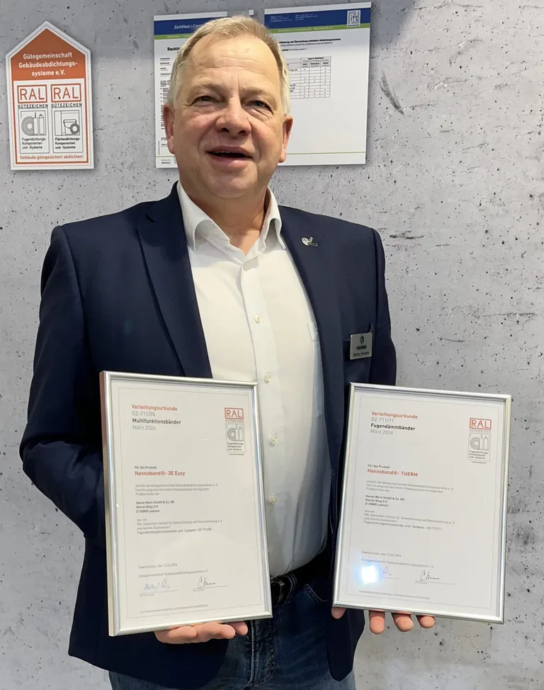 Auf der FENSTERBAU FRONTALE präsentierte Markus Fehrmann, Vertriebsleiter bei Hanno, die Urkunden für die neu mit dem RAL Gütezeichen ausgezeichneten Fugendichtbänder Hannoband-3E Easy und Hannoband-Therm.