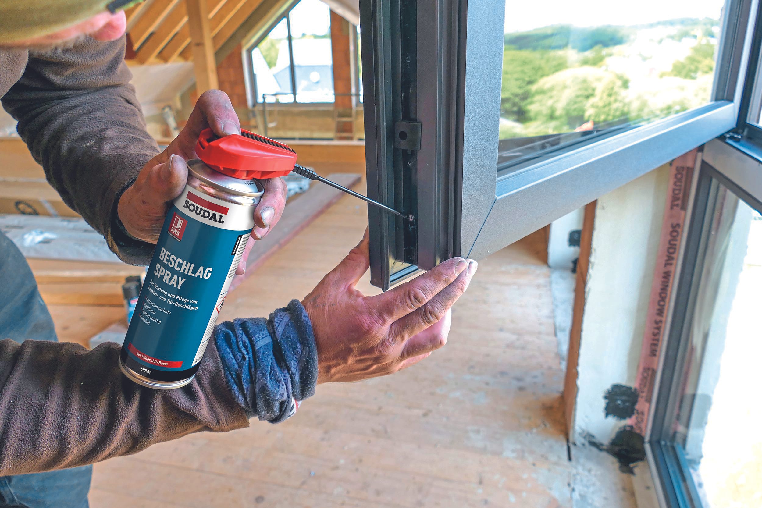 Mit dem neuen Beschlagspray von Soudal bleibt die Mechanik der Fenster langfristig lauffähig. Er stellt auch die Funktionalität des Beschlags sicher.