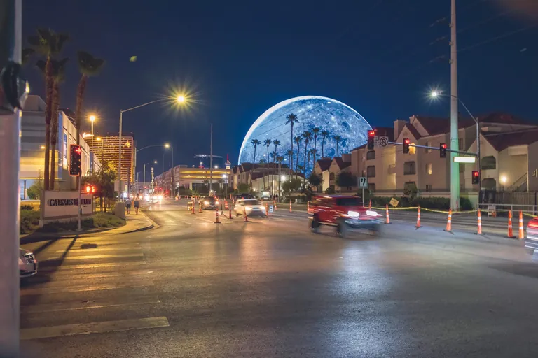 Mit 112 Meter H&ouml;he und 157 Meter Breite ist The Sphere die gr&ouml;&szlig;te Kugelkonstruktion der Welt.