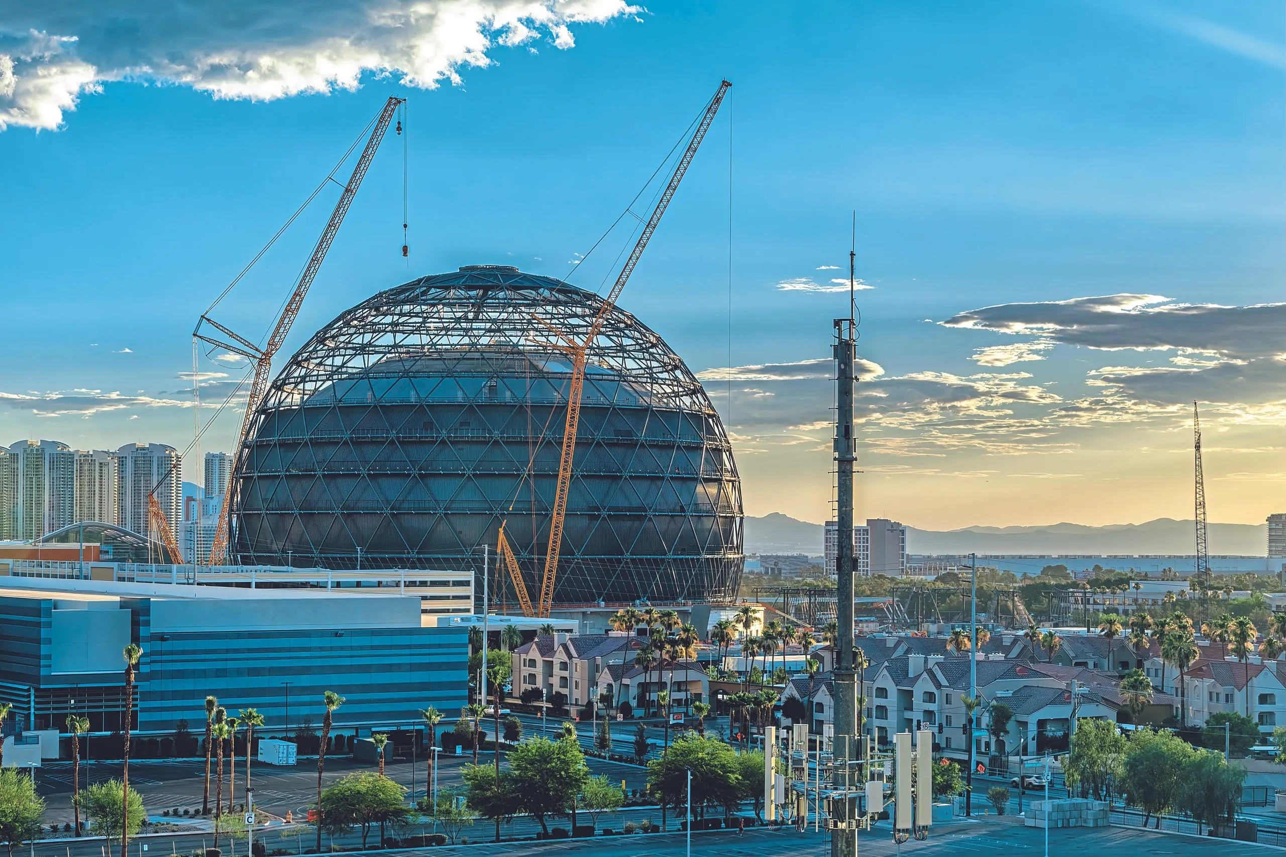 Glasparallelogramme für die größte Konzertkugel der Welt