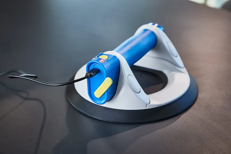 Mit dem Veribor Akku-Saugheber erfolgt das Ansaugen auf Knopfdruck und das Nachpumpen funktioniert ganz automatisch.