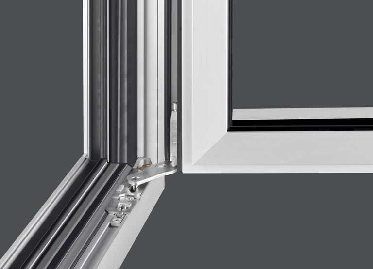 Für 170 Kilogramm Flügelgewicht: Die Bandseite Alu Axxent Plus ermöglicht die Realisierung großzügiger Glasflächen mit hohem Lichteinfall und schmalen Profilansichten.