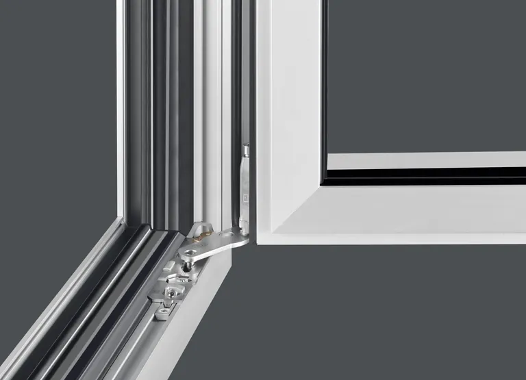 F&uuml;r 170 Kilogramm Fl&uuml;gelgewicht: Die Bandseite Alu Axxent Plus erm&ouml;glicht die Realisierung gro&szlig;z&uuml;giger Glasfl&auml;chen mit hohem Lichteinfall und schmalen Profilansichten.