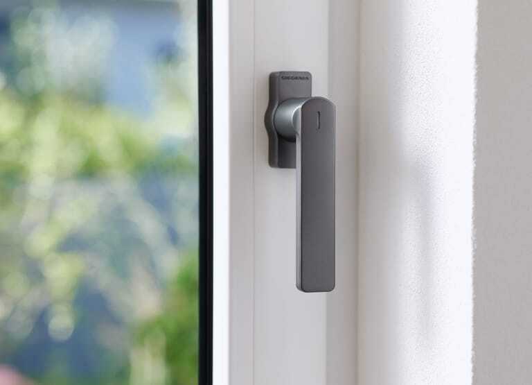Matter-fähig: Der smarte Fenstergriff von Siegenia macht das Ver-, und Entriegeln von abschließbaren Fenstern digital und komfortabel.