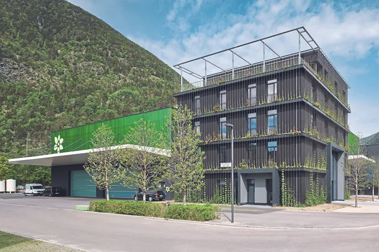Der neue Hauptsitz der Kostner-Unternehmensgruppe in Vahrn/S&uuml;dtirol liegt inmitten eines Industriegebiets zwischen Schnellstra&szlig;e und Autobahn.