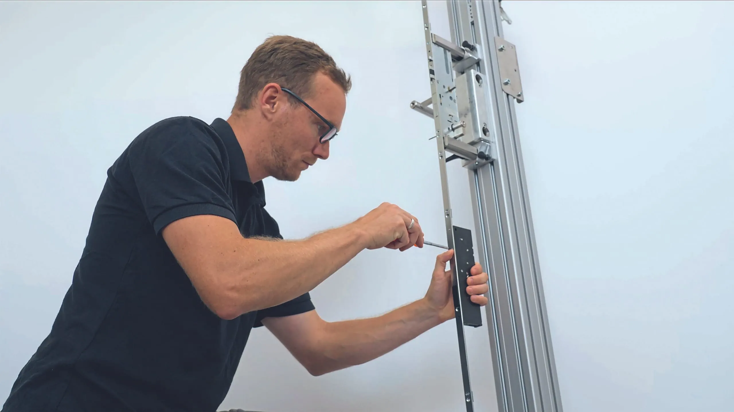 3. Schritt: Setzen Sie die Antriebseinheit in den Stulp ein und verschrauben Sie sie mittels der vorgefertigten Bohrungen.