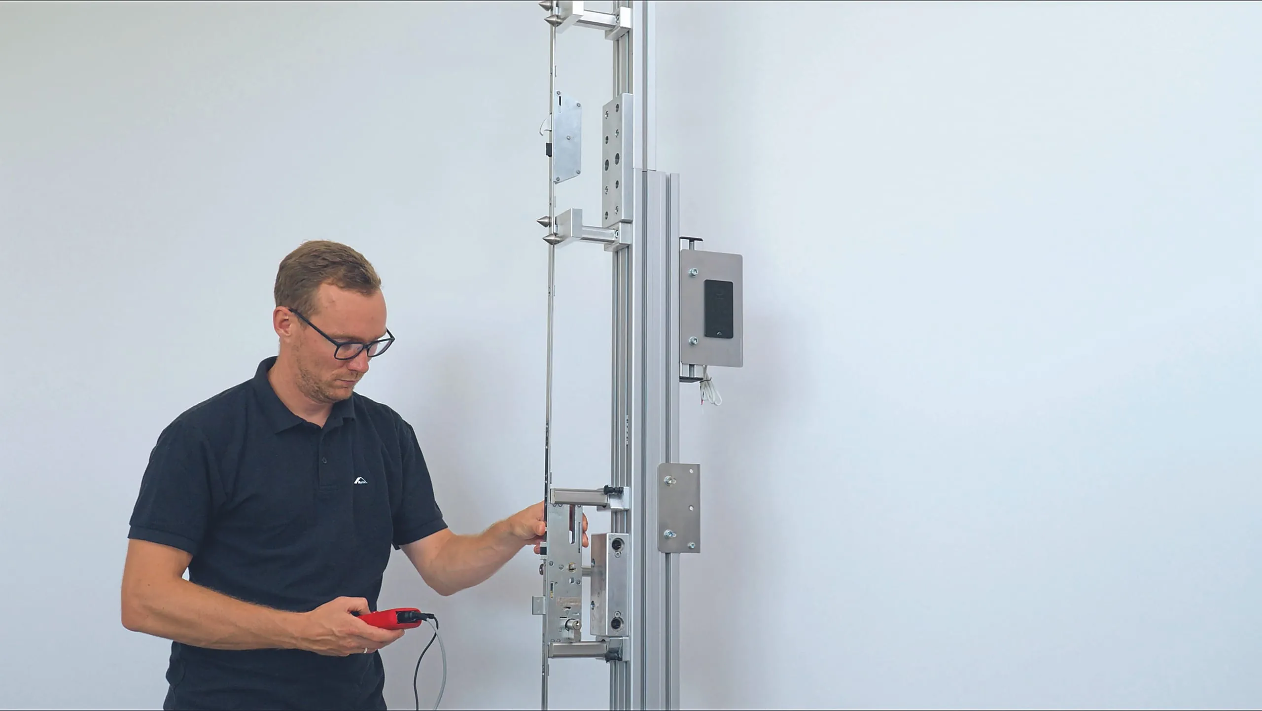 7. Schritt: Prüfen Sie nun die automatische Verriegelung über die Auslöseeinheit.