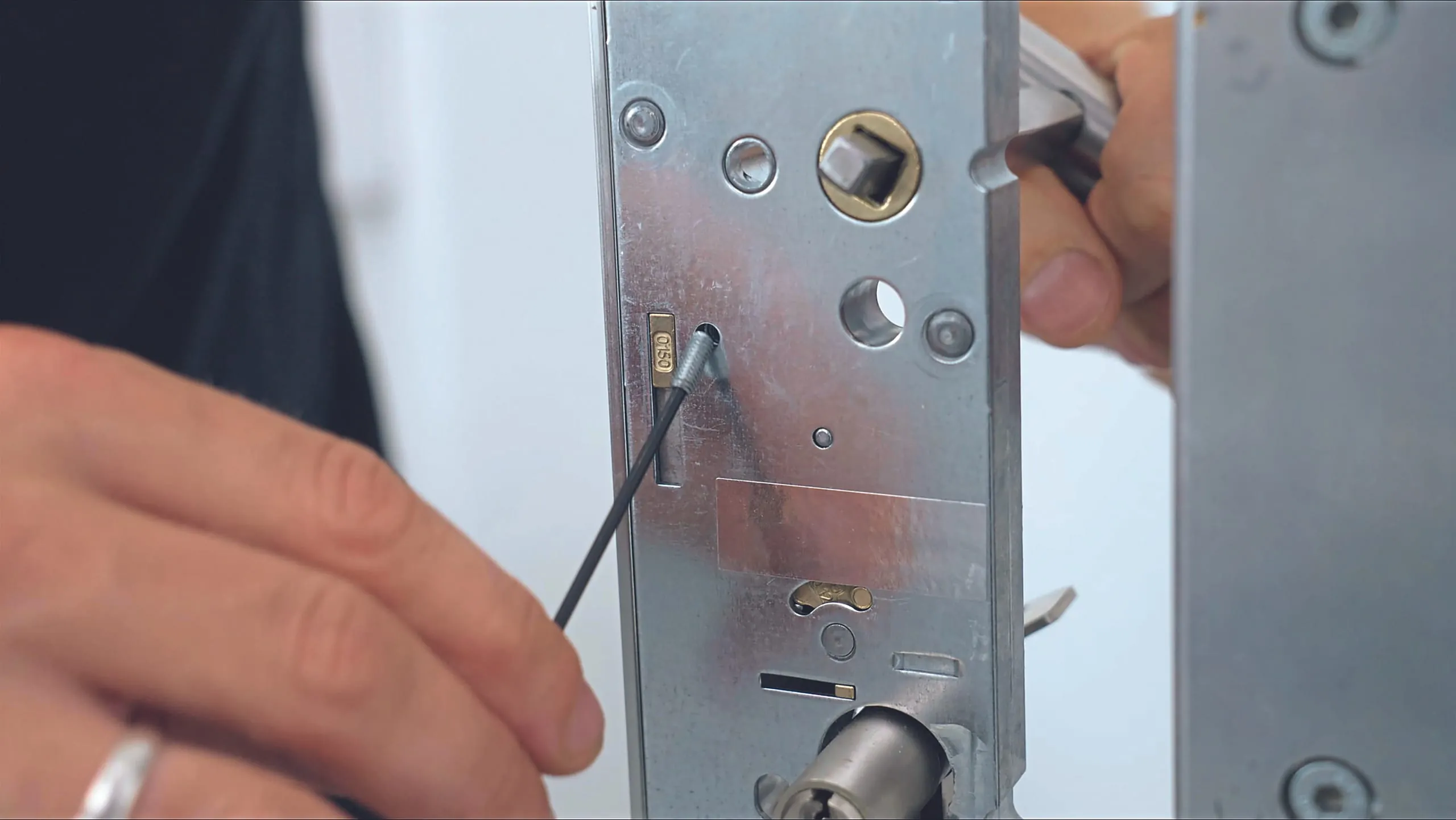 2. Schritt: Schrauben Sie den Gewindestift mittels Innensechskantschlüssel SW2 komplett bis zum Anschlag in die Platte.