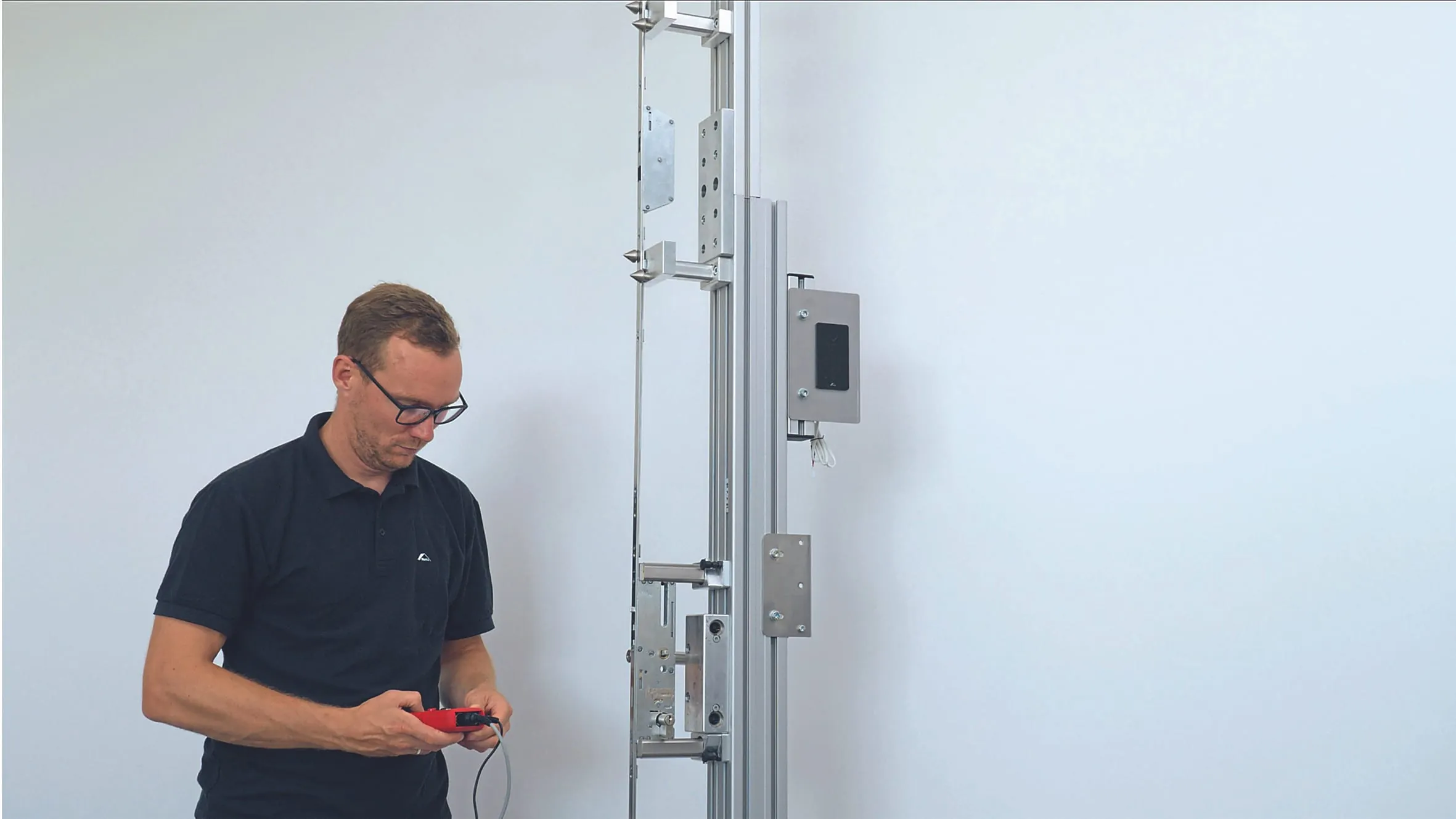 8. Schritt: Prüfen Sie das automatische Öffnen über die Control Unit. Das ­Upgrade ist damit abgeschlossen, die Antriebseinheit vorbereitet.