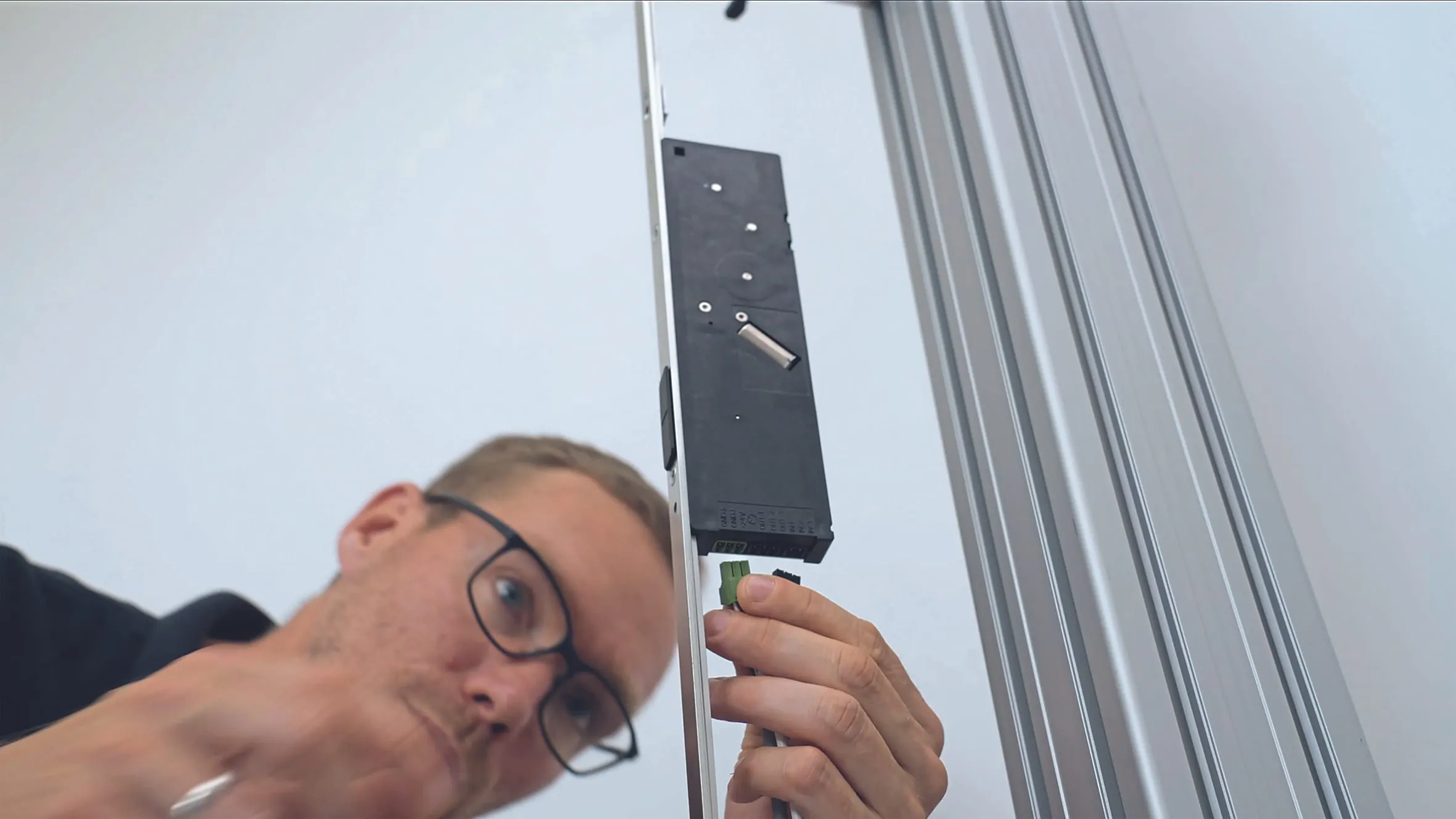 4. Schritt: Für die Inbetriebnahme schließen Sie die Antriebseinheit über die Plug & Play-Anschlüsse an den Strom an.