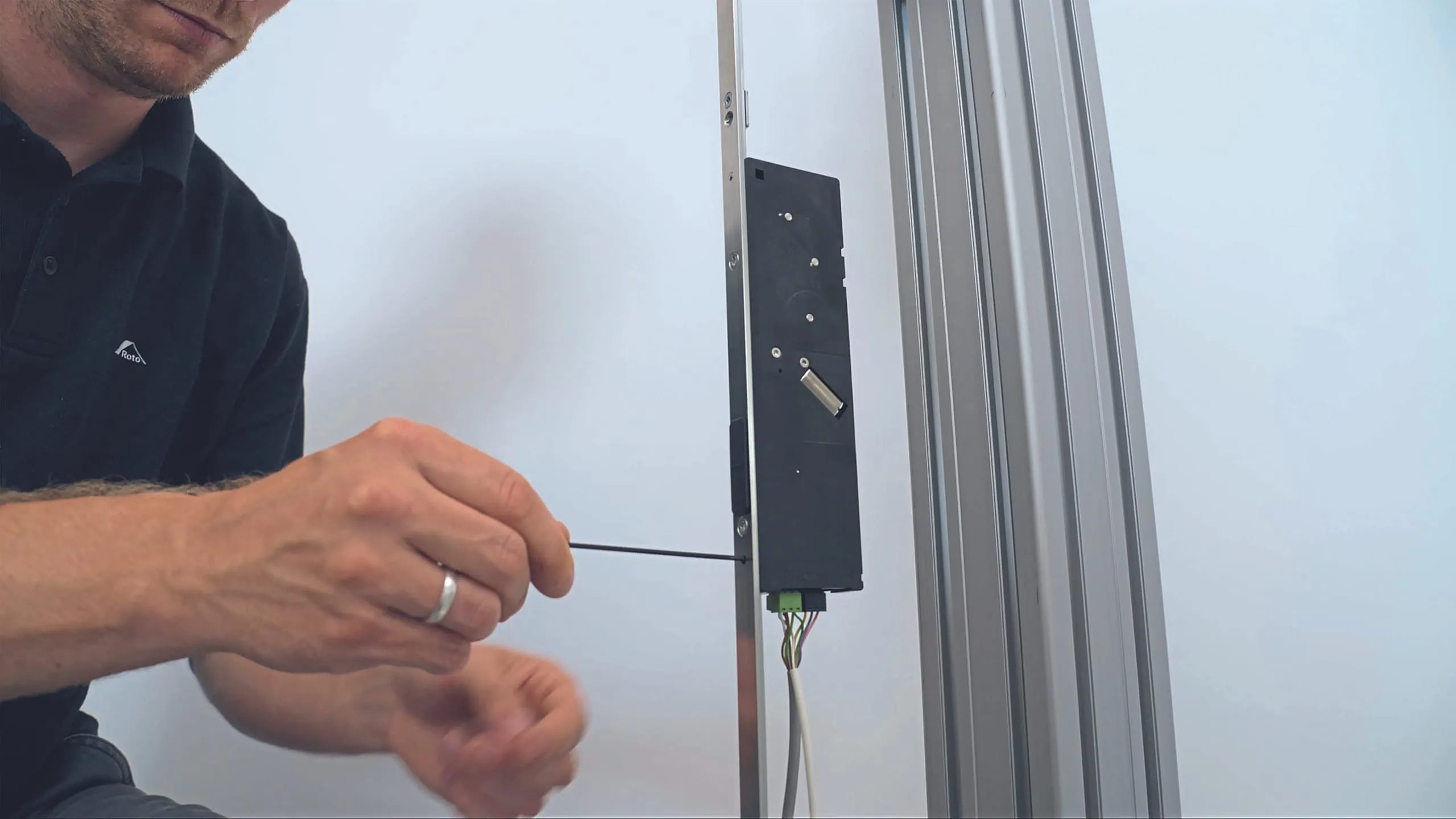 5. Schritt: Starten Sie die automatische Justierung. Für die Kalibrierung betätigen Sie den Funklerntaster fünf Sekunden lang mit dem Innensechskantschlüssel.