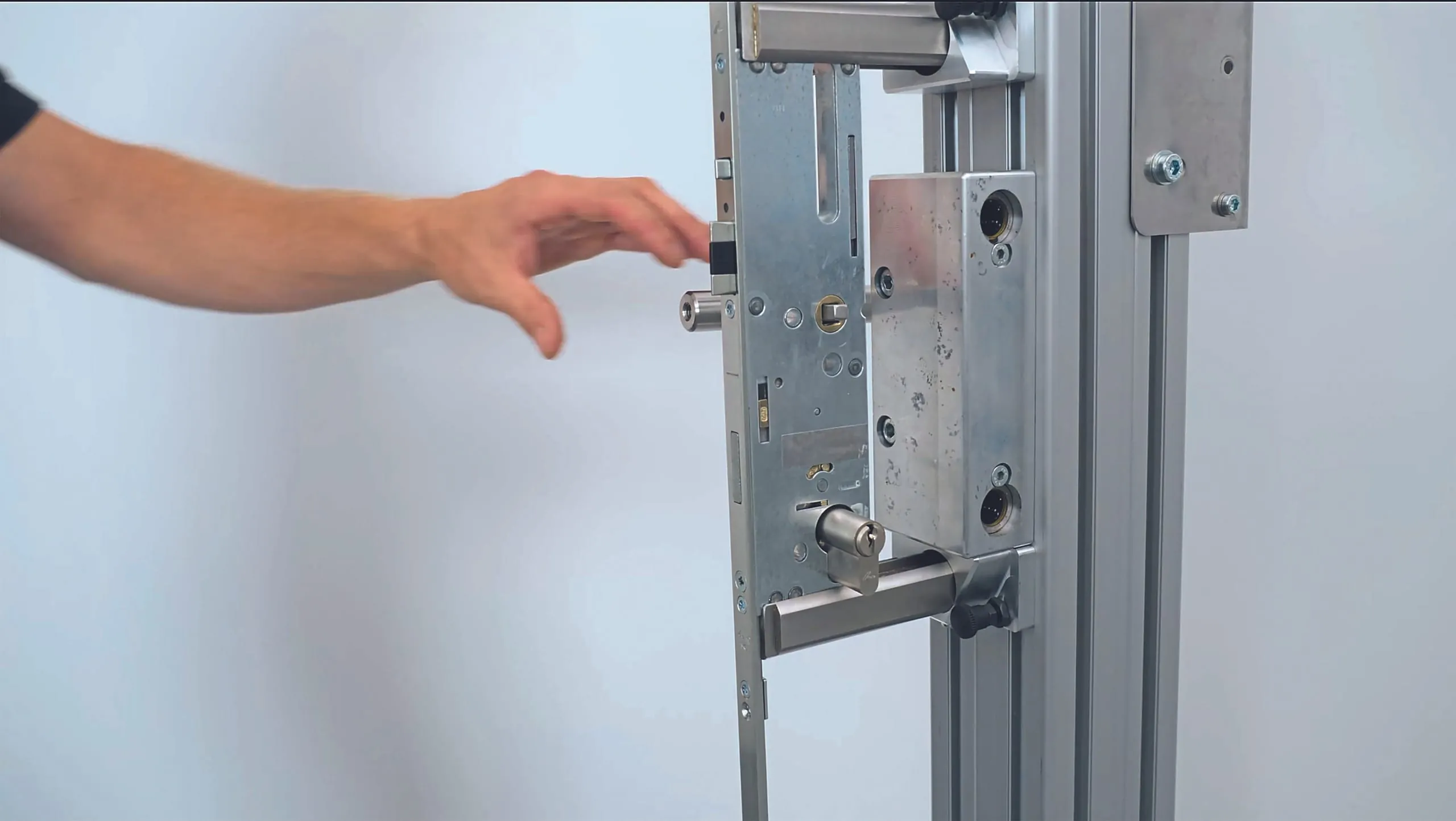 1. Schritt: Drücken Sie den Türdrücker nach unten und halten Sie ihn in dieser Position. Riegel und Fallen müssen eingezogen sein.