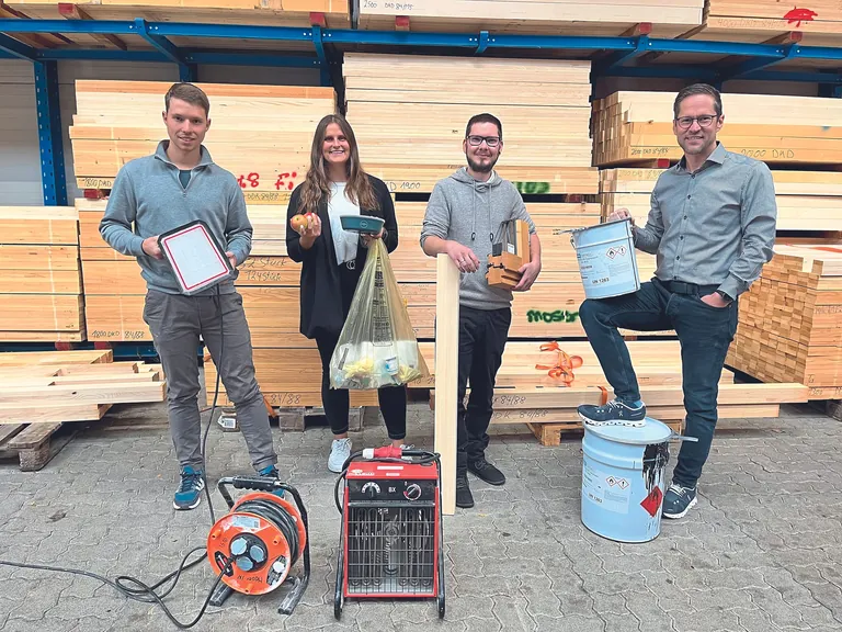 Das Umwelt-Team der Firma Moser (v.l.): Konstantin Trahash (Arbeitsvorbereitung Innenausbau), Eva Hansmann (Verwaltung und Marketing), Martin Lutz (Arbeitsvorbereitung Fensterbau), Gesch&auml;ftsf&uuml;hrer Florian W&ouml;lfle. Nicht im Bild: Jonathan Trimbur (Arbeitsvorbereitung Mineralwerkstoffe).