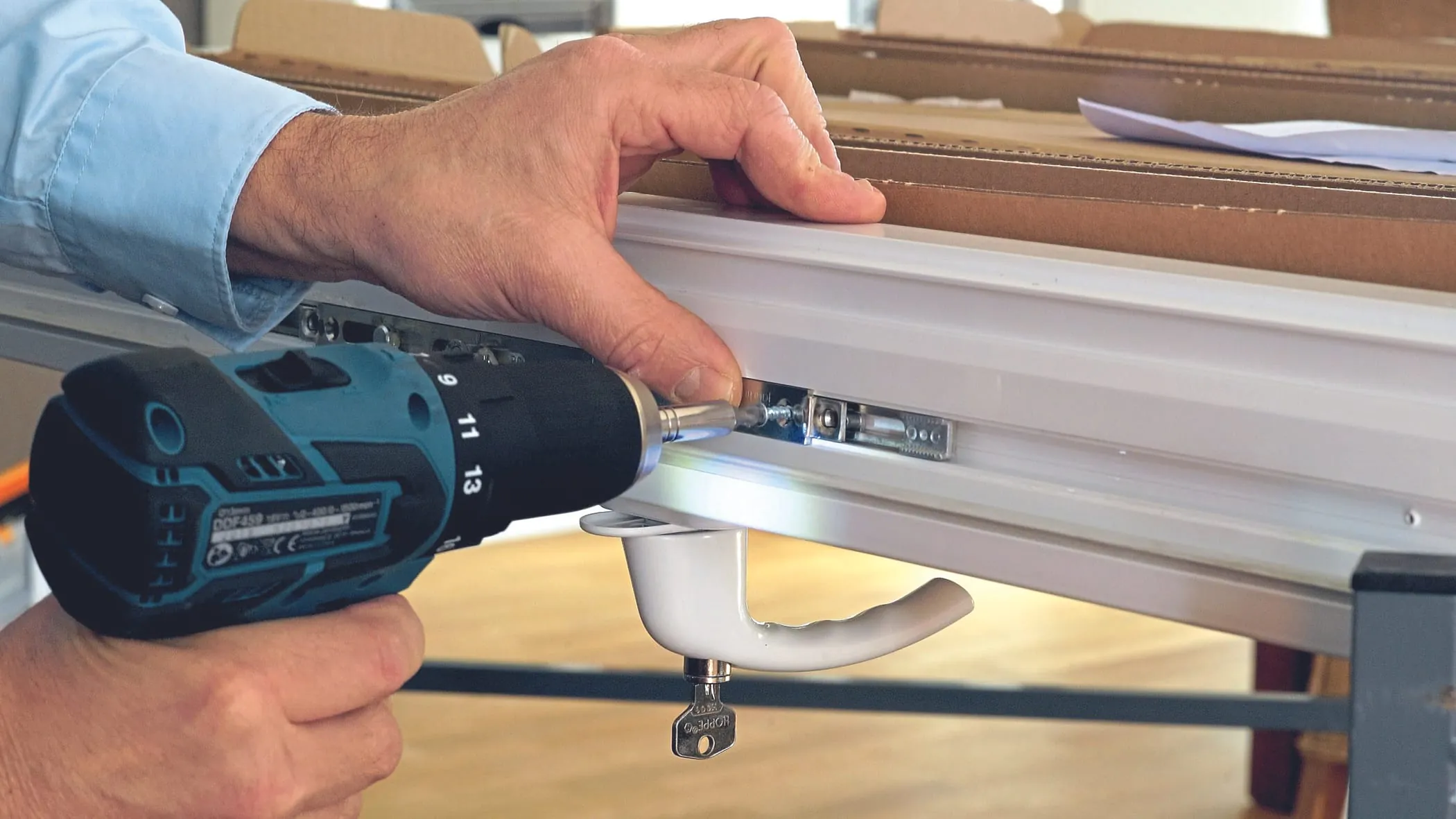 5. Schritt: Montieren Sie die neuen Beschlagteile aus dem Nachrüstpaket im Fensterflügel und im Fensterrahmen.