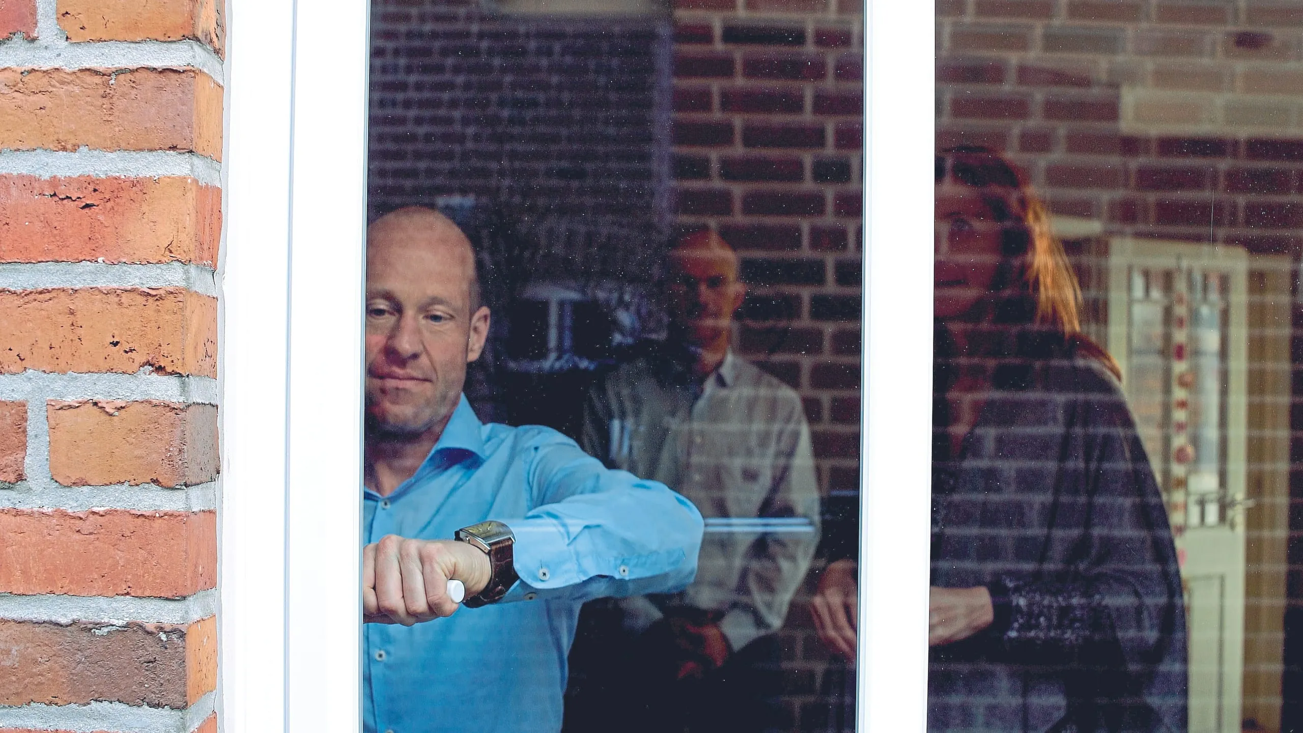 7. Schritt: Durch die mittenfixierte Auslieferung der Bauteile müssen Sie das Fenster einmalig schließen – ein Knacken hierbei ist normal.