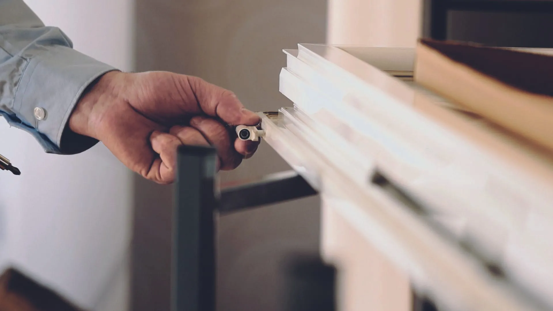 4. Schritt: Demontieren Sie die alten Beschlagteile sowohl im Fensterflügel als auch im Fensterrahmen.