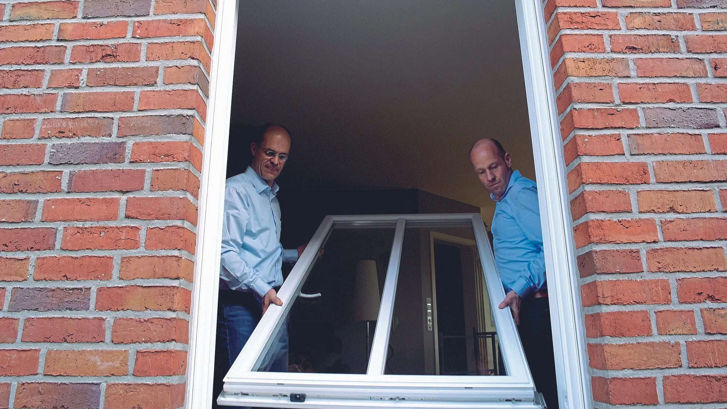 6. Schritt: Hängen Sie den Fensterflügel ein. Positionieren Sie die Schließbleche mittels Positionierhilfe und schrauben Sie sie fest.