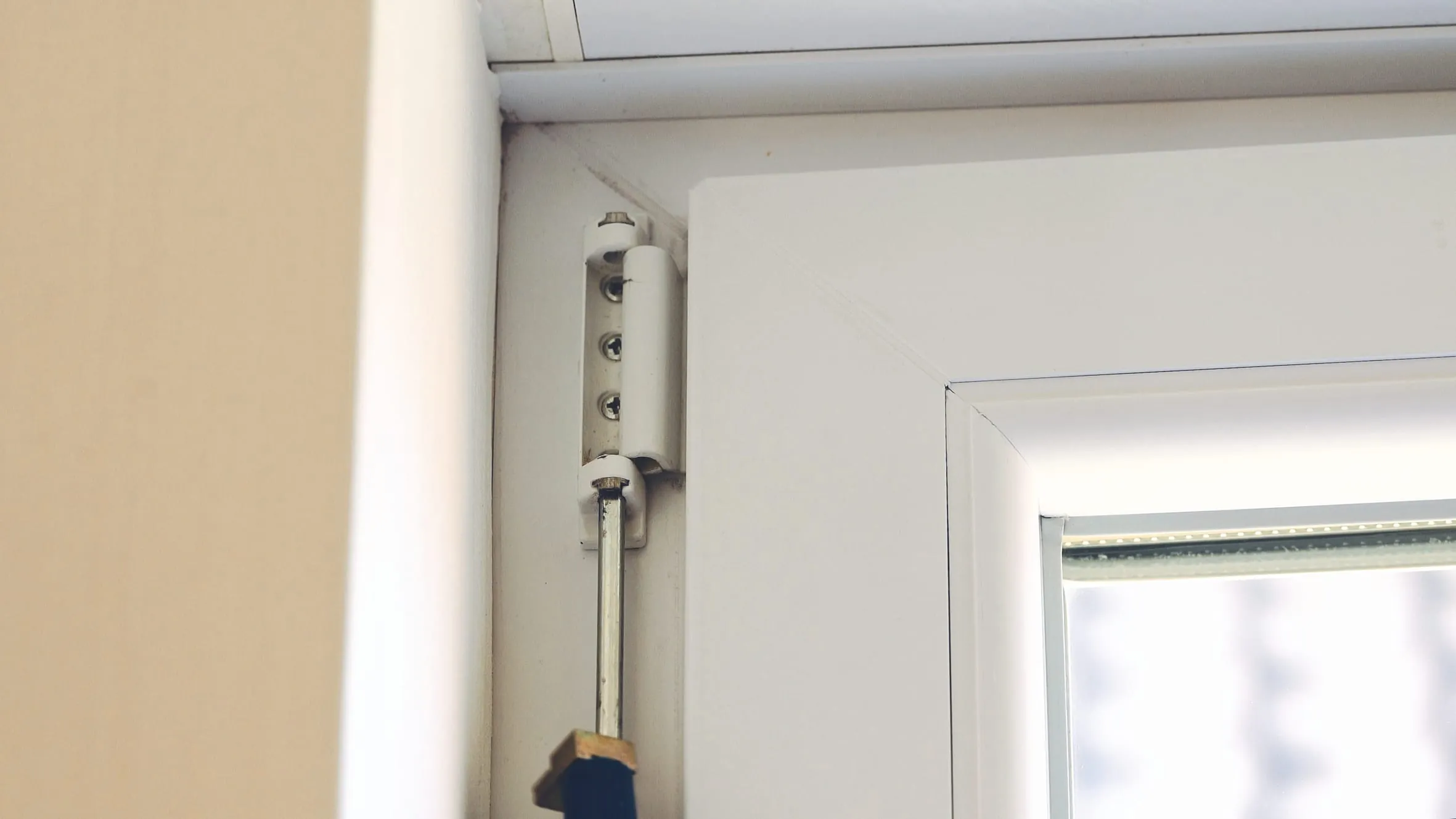 3. Schritt: Nachdem Sie die Nachrüstsets erhalten haben, bauen Sie vor Ort beim Kunden die Fensterflügel aus.