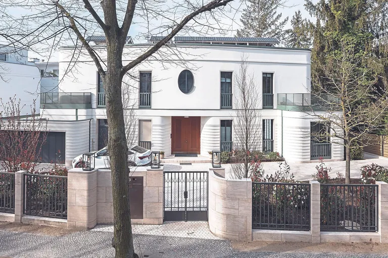 Modernes Wohnjuwel: In der Berliner Villa&nbsp;K kommen hochwertige Holz-Aluminium-Fenster und -Hebe-Schiebet&uuml;ren in Eiche zum Einsatz.