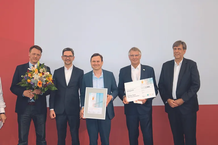 Siegerehrung: Bastian Timm (3.v.li.) und Detlef Timm (4.v.li.) von Timm Fensterbau mit den Laudatoren Jan Peter Kruse (re.), Holzmann Medien, Tammo Berner (2.v.li.), Vorstand EBH, sowie Dr. Johann Quatmann (li.), Gesch&auml;ftsf&uuml;hrer TSG.
